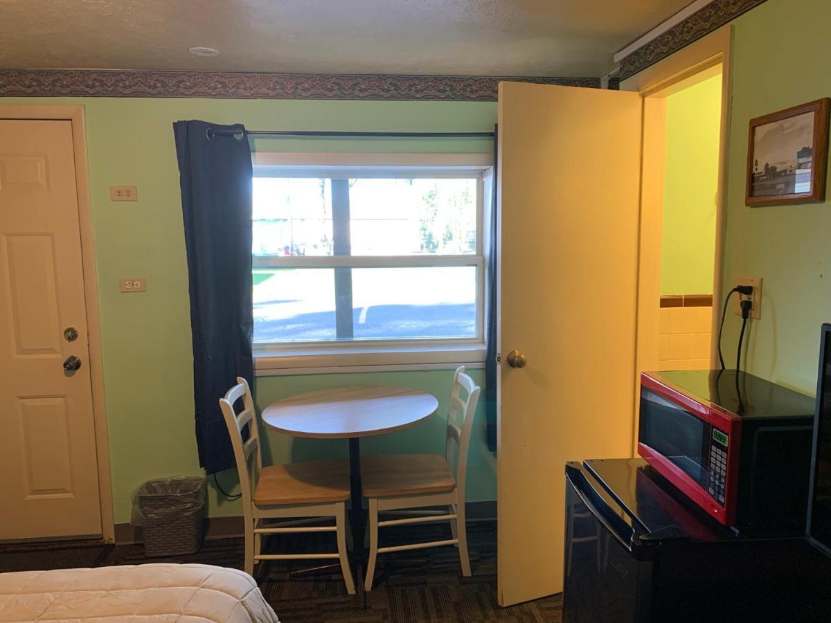 Tour Inn Motel Howard City Extérieur photo